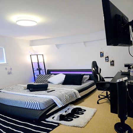 Cozy Stylish Black & White Design Room In The Heart Of Vancouver! Private Parking, Self Check-In & Just 4 Mins To Metrotown! Zewnętrze zdjęcie