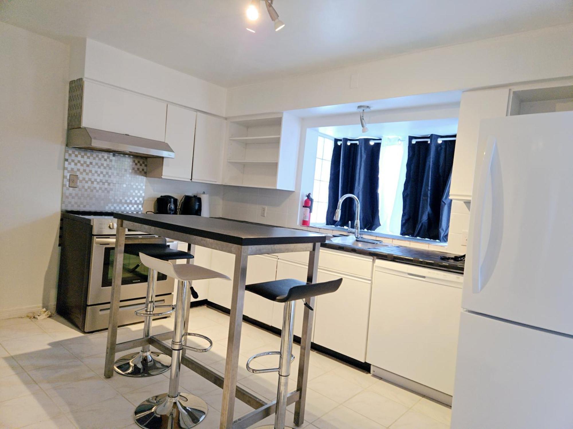 Cozy Stylish Black & White Design Room In The Heart Of Vancouver! Private Parking, Self Check-In & Just 4 Mins To Metrotown! Zewnętrze zdjęcie