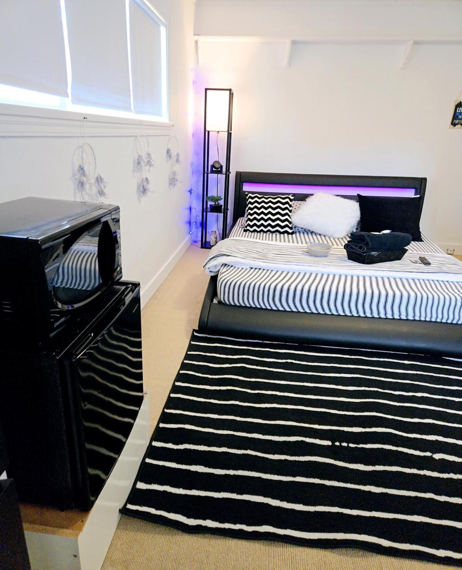 Cozy Stylish Black & White Design Room In The Heart Of Vancouver! Private Parking, Self Check-In & Just 4 Mins To Metrotown! Zewnętrze zdjęcie