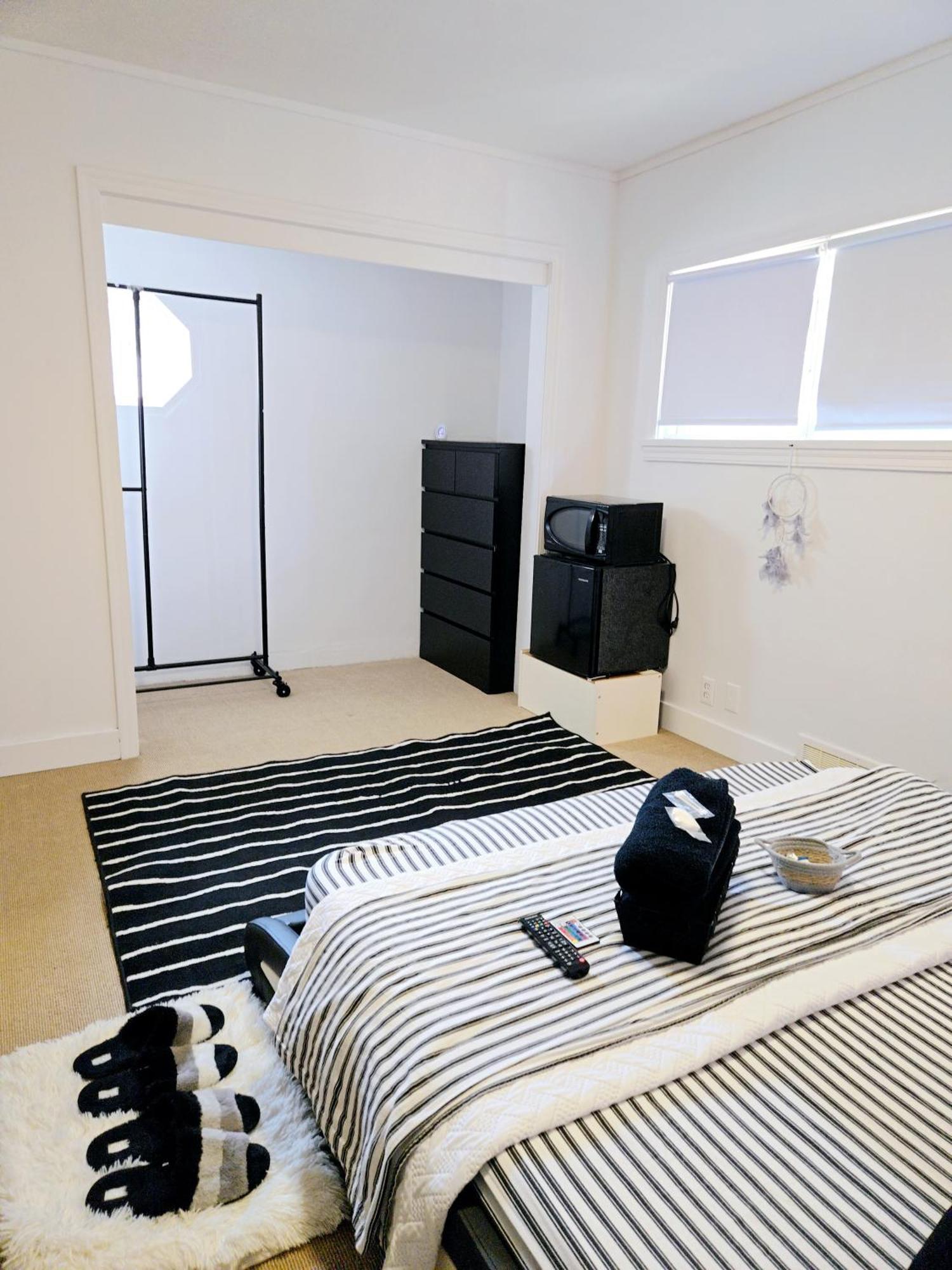 Cozy Stylish Black & White Design Room In The Heart Of Vancouver! Private Parking, Self Check-In & Just 4 Mins To Metrotown! Zewnętrze zdjęcie