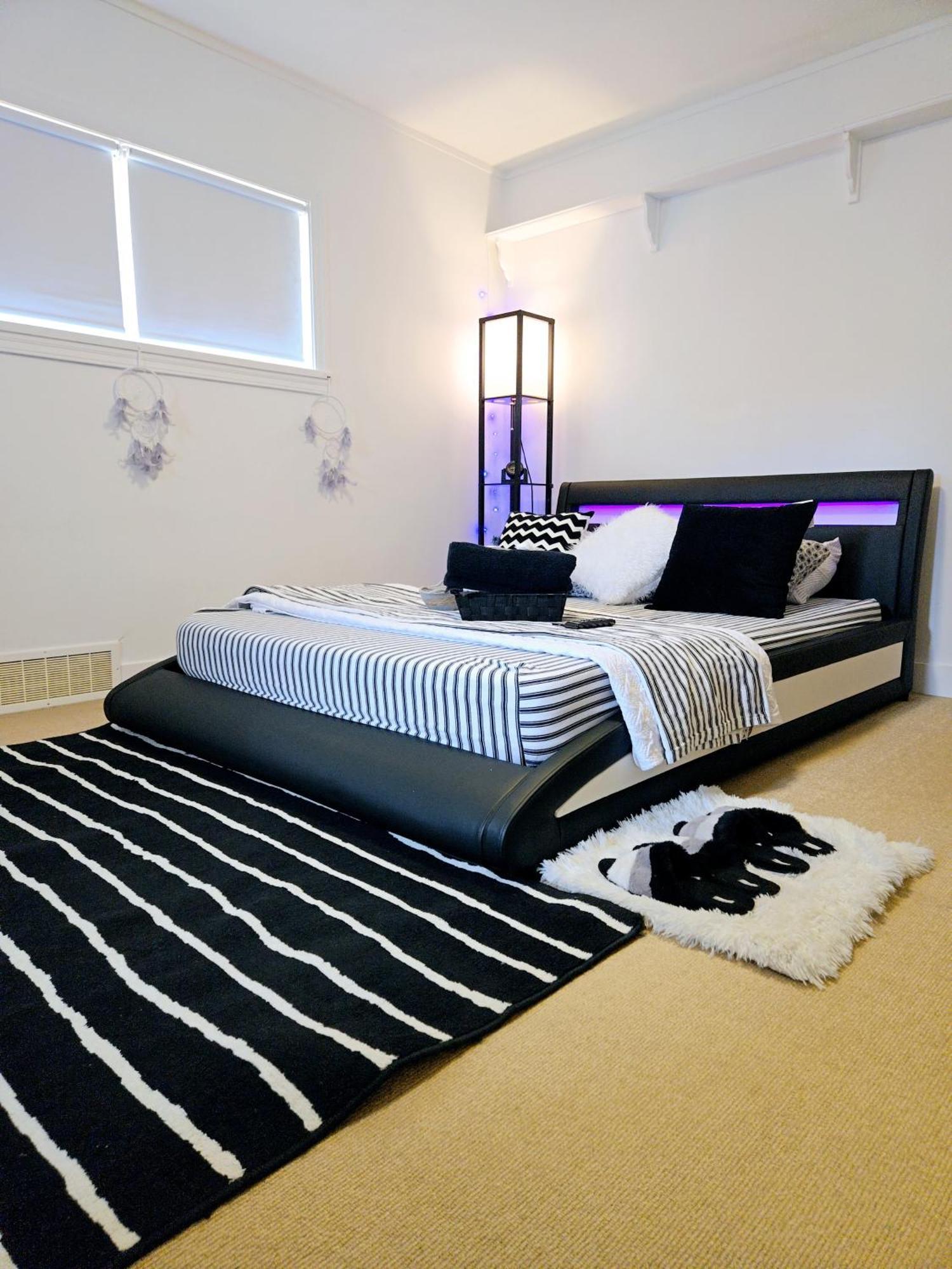 Cozy Stylish Black & White Design Room In The Heart Of Vancouver! Private Parking, Self Check-In & Just 4 Mins To Metrotown! Zewnętrze zdjęcie