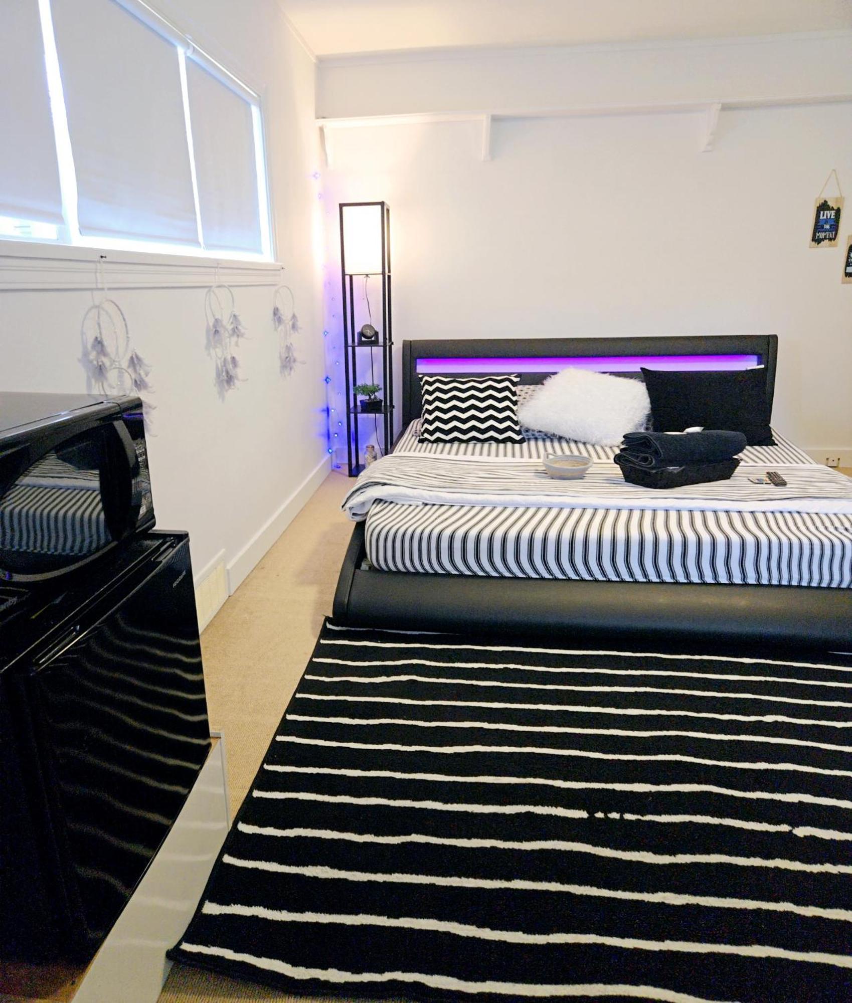 Cozy Stylish Black & White Design Room In The Heart Of Vancouver! Private Parking, Self Check-In & Just 4 Mins To Metrotown! Zewnętrze zdjęcie